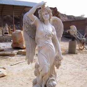 Скульптура "Ангел с виноградной лозой"